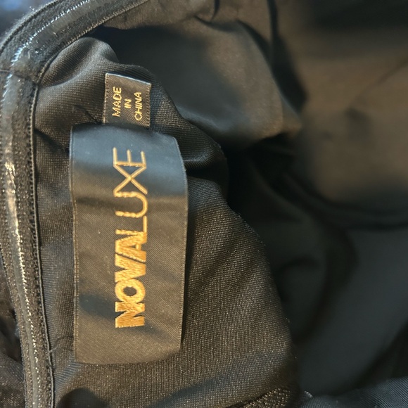 Elegant Black Strapless Dress - Picture 4 of 4